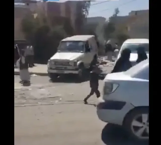 قيادية حوثية تطوق أرض شيخ من خولان بعربات عسكرية لنهبها، والأخير يستجدي قبيلته (فيديو)